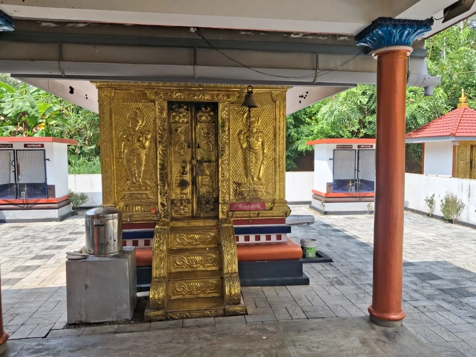 ക്ഷേത്രമുറ്റവും ഉപസന്നിധികളും