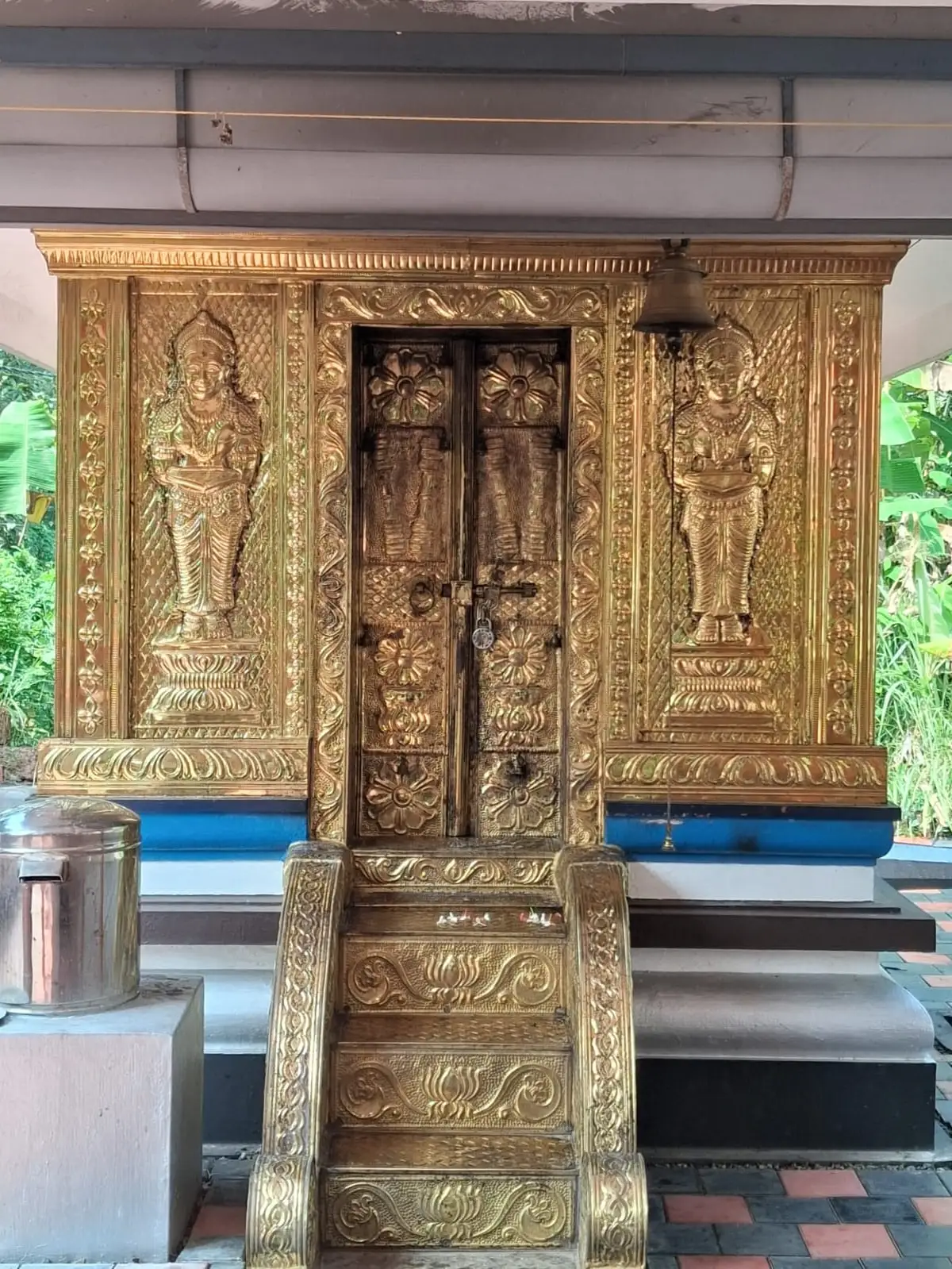 സ്വർണ്ണനിറത്തിലുള്ള ശ്രീകോവിൽ വാതിൽ
